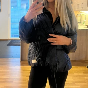 Odd Molly jacka - Marinblå jacka från odd Molly. Oversize.