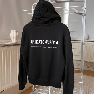 Axel Arigato hoodie - En svart hoodie i storlek S. Använd enstaka gånger och den har bra kvalite.  Ordpris 2 250kr