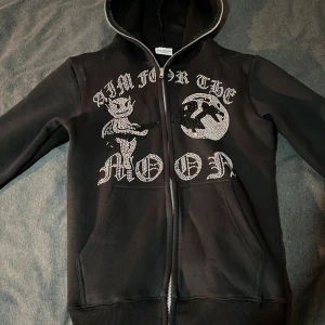 AimForTheMoon full zip hoodie - Säljer nu min aimforthemoon hoodie då den bara hänger i garderoben, i helt nytt skick och används fåtal gånger. Hör av er för fler frågor mvh Cristiano !!