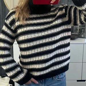 Randig stickad tröja - Svart vit stickad tröja i jättebra skick från H&M💕
