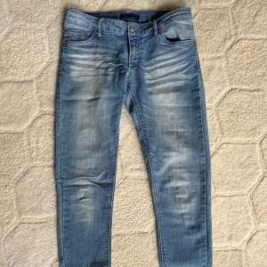 Äkta Levis Jeans från USA  16 Regular fit Stretchy, ljusblå med rosa linjer och strass detaljer på fickorna, justerbara i midjan