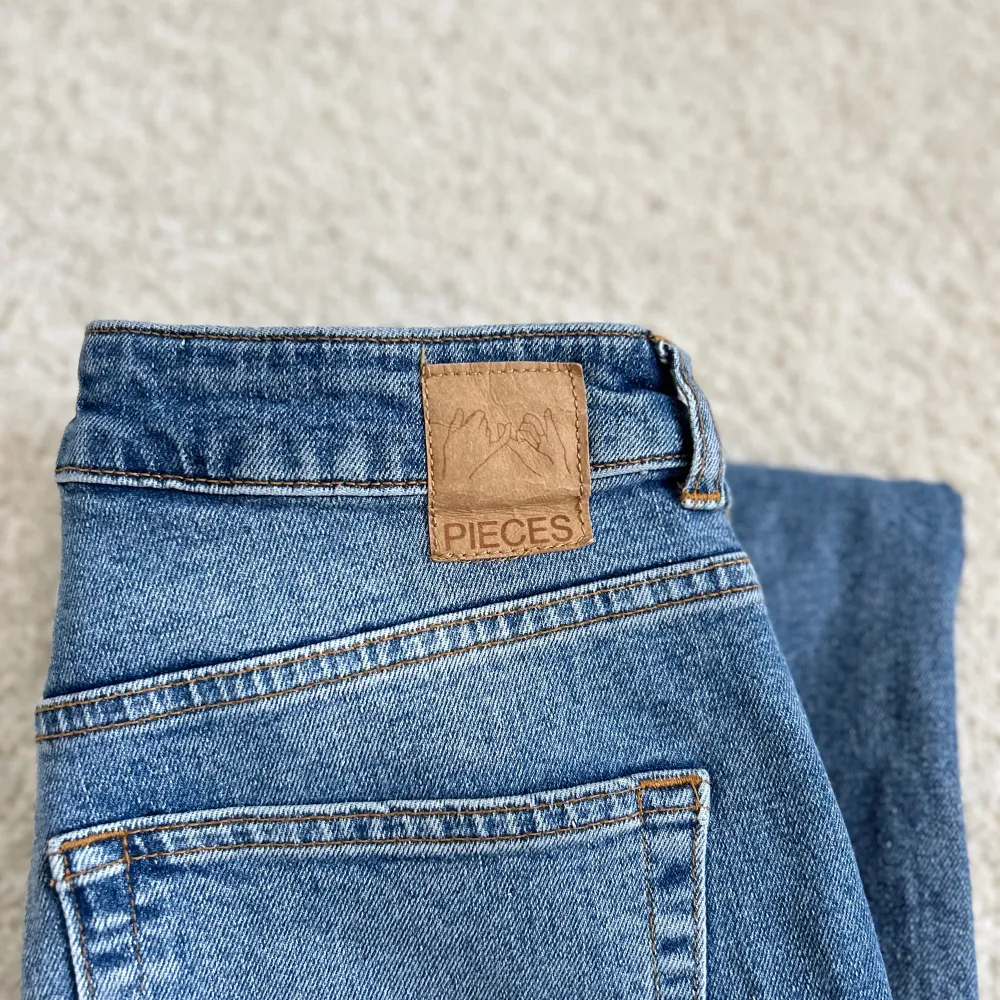 Blåa jeans i storlek S, använda fåtal gånger så inget slitage alls finns.☺️. Jeans & Byxor.