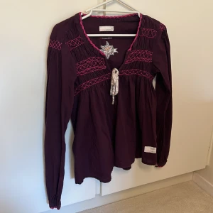 Odd molly blus  - Köpt på Plick, jag har inte använt eftersom den var för liten. Skulle säga att den passar xs eftersom jag är oftast storlek S. Jättefin och felfri! Tryck gärna på köp nu 💞💞