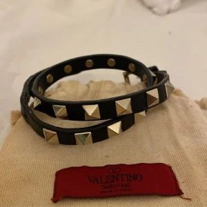 Dubbelt valentinoarmband - Säljer detta sjukt snygga dubbla svarta valentino armbandet🥰🥰Nypris 3400kr, givetvis äkta!