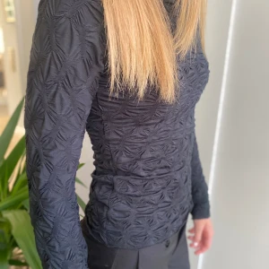 Långärmad tröja - Den är från Gina tricot har haft den i två månader använt den en gång den är liten i storleken 