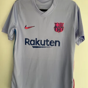 Gavi Barca tröja 21/22 - Säljer denna riktigt snygg fotbollströjan för ett bra pris. Säljs på grund av att den är för stor för mig. Aldrig använd nyskick pris kan diskuteras vid snabb affär.