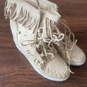 Fina skor med kilklack 