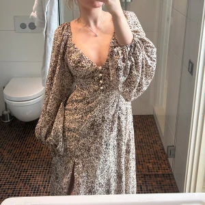 Sommarklänning  - Säljer denna sommarklänning från Nelly, superfina och söta detaljer och faller så fint på. Ballongärm. Aldrig använd med lapparna kvar. 