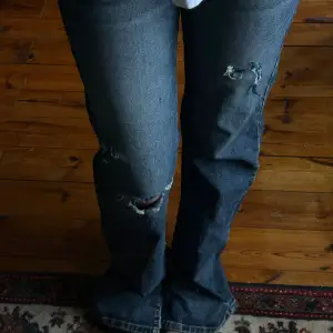 Jeans från madlady som jag gjort om lite har klippt slits och gjort egna hål