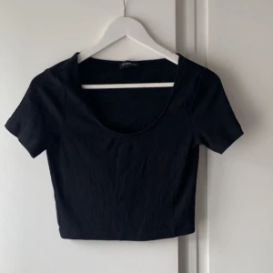 Svart Topp - Oanvänd😊 Superfin lite croppad topp! Perfekt nu till våren och sommaren⭐️