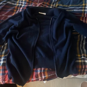 Zip hoodie kashmir - En zip hoodie i Kashmir som är väldigt snygg och bra kvalitete. Köpte denna tröjan för 2 veckor sendan. Men använder knappast tröjan. Köpt för 1700 kr och vill sälja den för 800kr