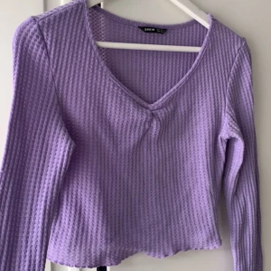 Lila Långärmad tröja - Jätte bra skick😊 Tunn långärmad perfekt nu till våren! 😊 Fin lila färg ⭐️ Skriv vid frågor eller om ni vill diskutera pris! Står M på tröjan men skulle säga mer S!