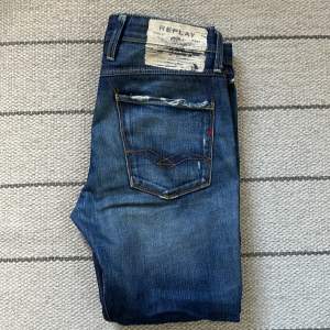 Tja säljer dessa riktigt feta Replay jeans med slitnings design och riktigt skön tvätt, det är denim och inte stretch riktigt fett hör av vid funderingar!