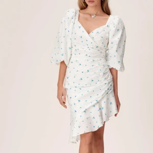 Adoore klänning - Säljer en adoore klänning. Modell : Toscana dress Endast testad Strl 36 Nypris: 1495kr 🩵🩵