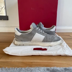 Valentino Flycrew - Feta Flycrews i en oerhört sällsynt färg, använda men har mycket kvar att ge, priset kan diskuteras vid snabb affär 🤝