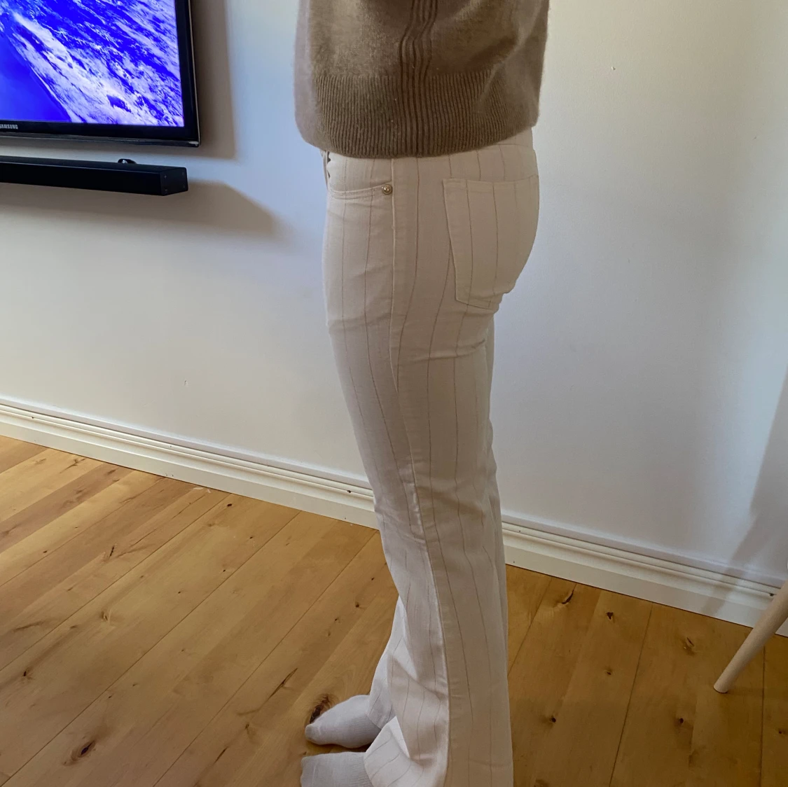 Lågmidjade vita bootcutjeans  - 90