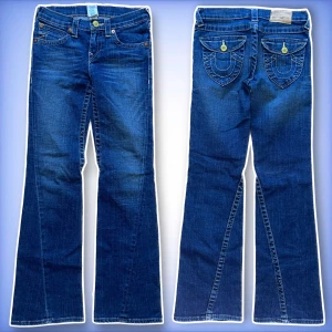 True Religion Jeans - JUST NU 2 PAR JEANS FÖR 899kr! Ett par jätte fina True religion jeans med ett fint mönster till bakfickor!  innerbenslängden: 73cm 💙 Midjemått tvärs över: 35cm💙 