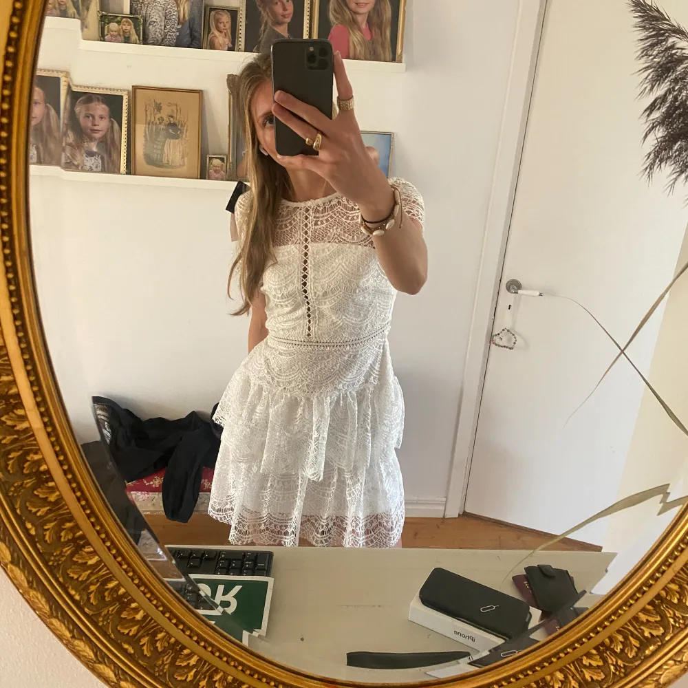 Vacker vit spets klänning! Helt ny med prislapp kvar 💕skulle säga att den passar stl s-m 💕. Klänningar.