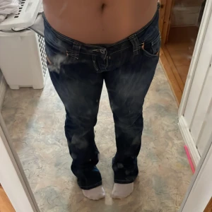 Jeans - Säljer dessa få dem inte kommer till användning längre! Det är ett par super low waist, baggy fit, straight fit och zip fly. Skriv om ni har vill ha flera bilder💗tryck gärna inte på köp nu!