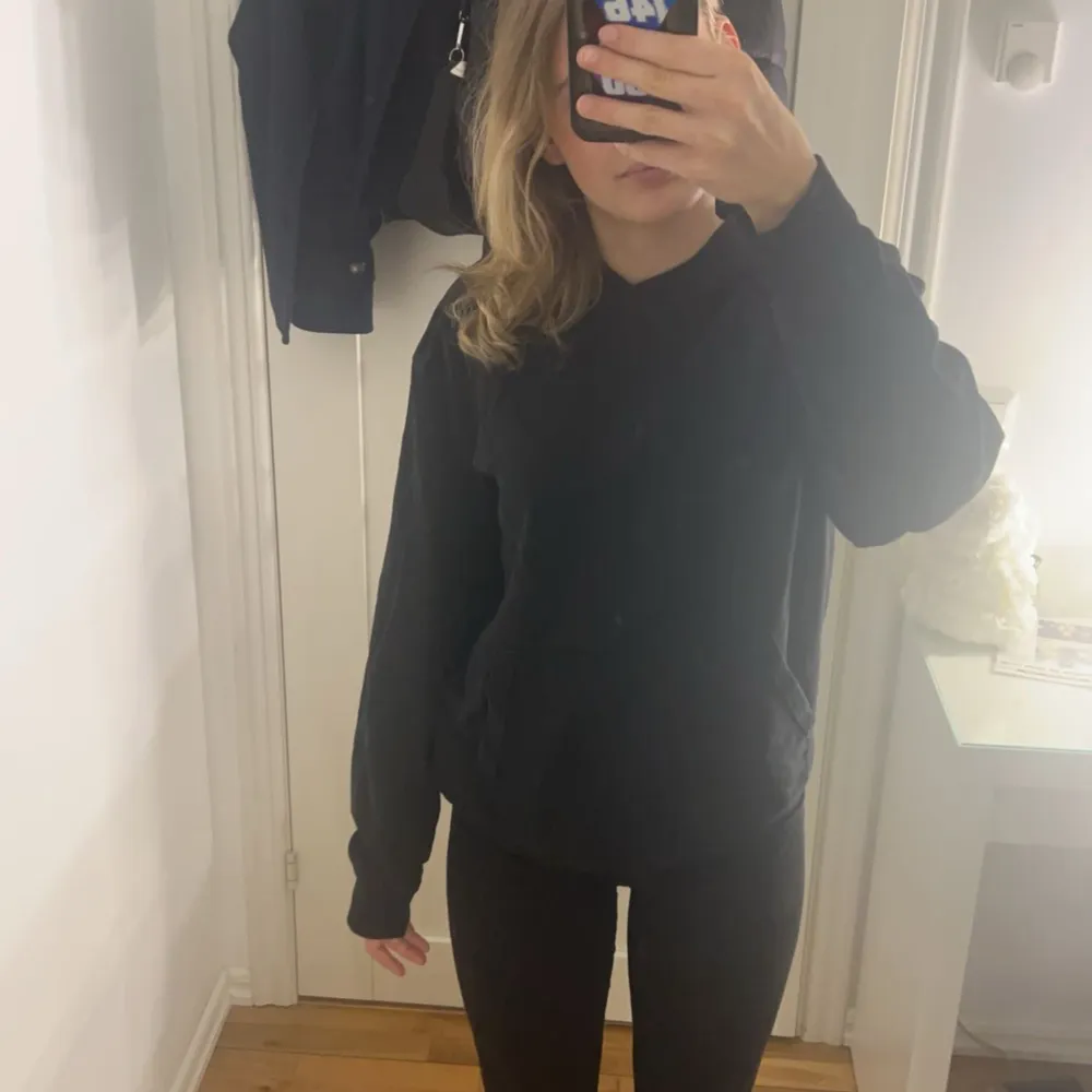 Använder aldrig, är i nyskick.   En vanlig svart basic hoodie från H&M i storlek 170/S/M. Hoodies.
