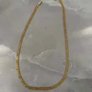 En guld kedja från Italien i 14k guldplättering i fint skick oanvänd i 50cm.