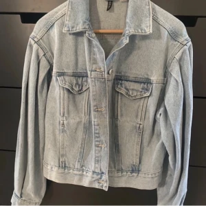 Jeansjacka  - Säljer denna jacka då den inte passade mig, köpt här på plick men är i nyskick!