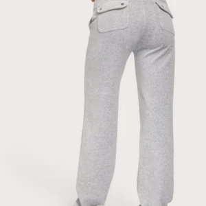 Juicy Byxor gråa - Använda en gång men säljer pga att dom är för stora för mig. Pris kan diskuteras, använder ej så säljer hellre för mindre än att bara ha dom liggandes. 