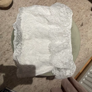 Hollister off shoulder tröja - Superfin off shoulder tröja i spets från Hollister. Sparsamt använd och som ny i skicket. 