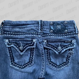 Miss me jeans  - Säljer dessa sjukt snygga miss me jeansen! Dem är lågmidjade och bootcut!  Midjemått: ca 34cm (rakt över) Innerbenslängden: ca 82cm Bra skicka och inga defekter!  Tryck gärna på köp nu knappen eller skriv till mig ich betala via Swish!❤️