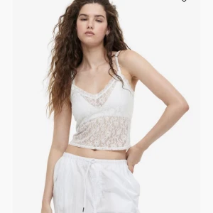 Spets topp❤️ - Superfint spets linne topp, som är så snyggt till sommaren antingen under en magtröja eller bara för sig!!❤️❤️❤️