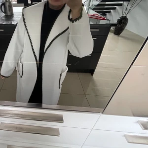 Vit kappa med svart mönster - Kappan är helt ny endast använd en gång, perfekt till våren/hösten då den är lite tunnare i materialet.