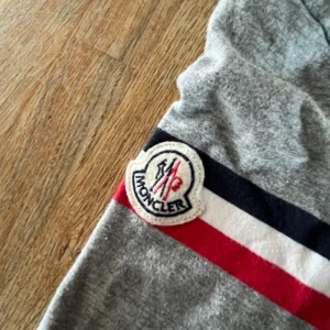 Moncler tröja (S) passar XS - Grå moncler tröja i storlek S men passar XS, skick 7/10 inga hål eller fläckar eller något sånt bara att tyget är lite slitet den ser skrynklig ut men det är bara att stryka 