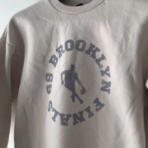 Sweatshirt  - En mjuk sweatshirt som knappt används☺️ Fint tryck och perfekt material! Skriv vid frågor osv⭐️