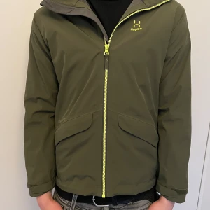 Haglöfs jacka - Tvärfet Haglöfs jacka i nyskick, passar xs till s, färg olivgrön 