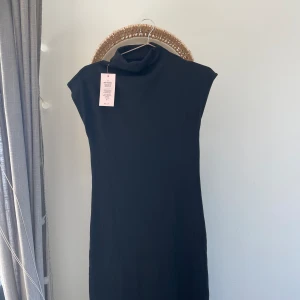 Helt ny klänning från Nelly - Helt ny, svart klänning i storlek S från Nelly. Längden är ca till mitten på smalbenet och materialet är tunt stickat. Helt ny med lappen kvar. Säljs då den tyvärr var lite för stor!