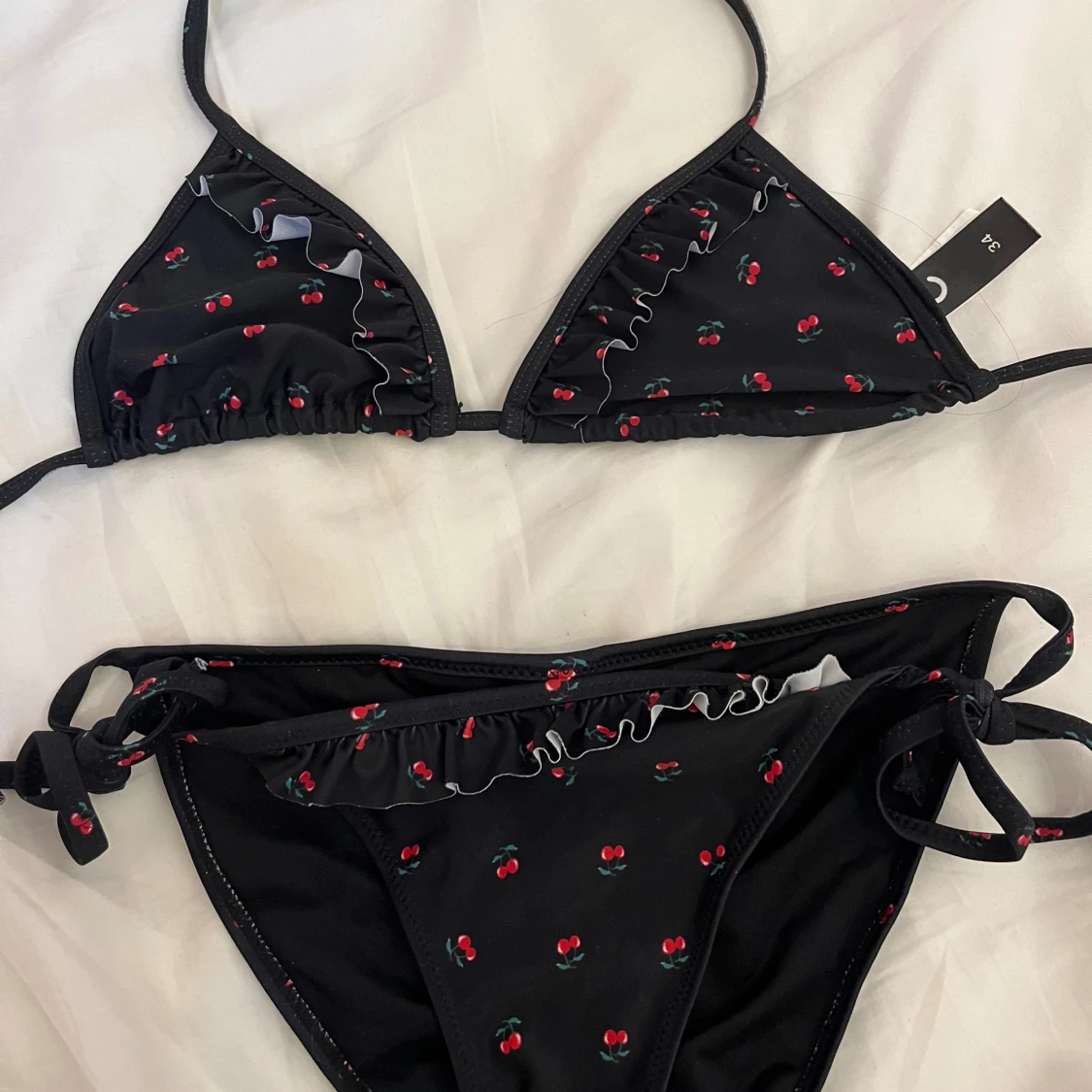 Svart bikini med körsbär