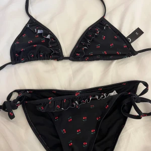 Svart bikini med körsbär  - Så gulligt bikiniset med körsbär på!