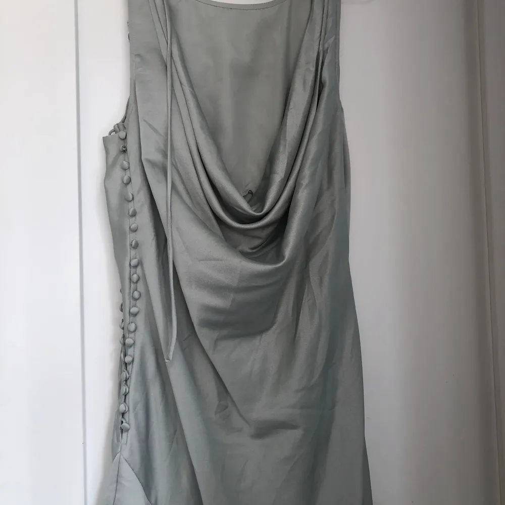 Lindblomsgrön balklänning från Asos Design. Snedskuren men öppen draperad rygg. Stl 10/ 38. Uppsydd till längd 157 cm m klackar. Längre bak. Ljuvlig ljusgrön/grågrön färg.. Klänningar.
