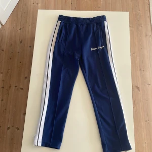 Palm Angels byxor - Köpt på Miinto för 3700 för cirka ett halvår sedan. Använt max 10 gånger. Skick 7/10