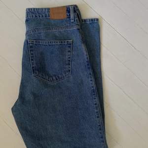Säljer nu dessa snygga weekday jeans. De är lite ljusare än på bilden. Storlek 29W L32.  Skriv om du har frågor💙