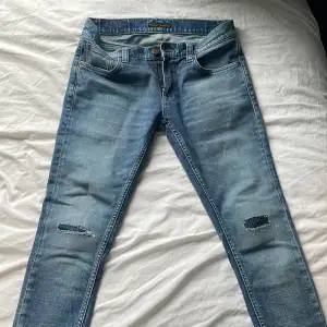 Blå jeans ifrån nudie, storlek 30/30 och passformen är thight terry och jag på bilden är 179, nypris 1600, mitt pris 549.