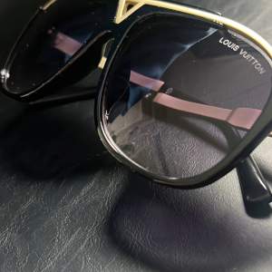 Louis Vuitton solglasögon är det och perfekta inför sommaren och har ett perfekt glas som skyddar mot blindhet från solen. Dessutom är de i nyskick alltså ej använda