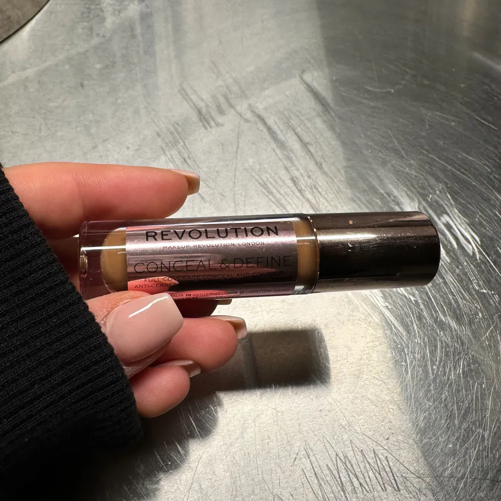 Concealer från revolution i färgen C14 perfekt att använda som bronzer/contour endast testat så ca 90% i förpackningen . Skönhet.