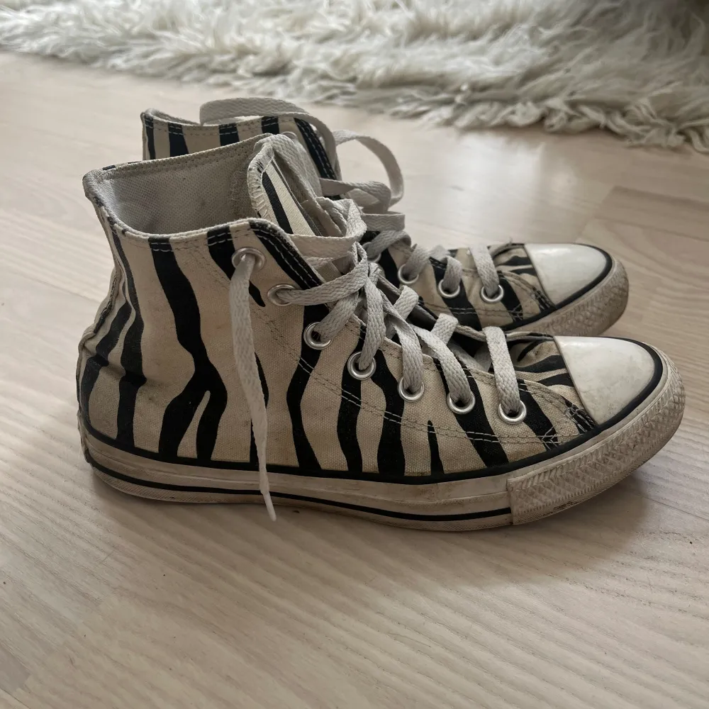 Superfina Converse som tyvärr inte kommer till användning! Något smutsiga, vilket syns på bilderna, övrigt i väldigt bra skick!!. Skor.