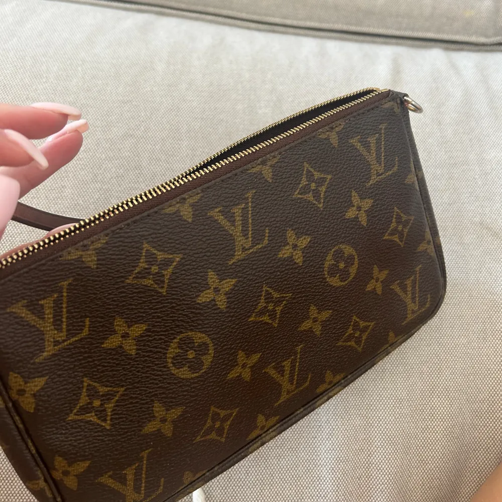 Louisvuitton Pochette. Köpt på the vintagebar. Jätte fin passar till allt men söker en ny väska därför säljer jag den. Lite slitningar vid sidan som man kan se på bilden men annars fin. (Den är vintage) och den är äkta.  För fler frågor hör av er🙏🏽. Väskor.