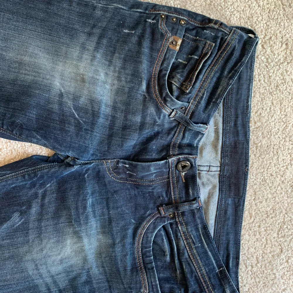 Sååå snygga jeans från take two. Skiktet är bra förutom på baksidan längst ner där dem  är lite rivna. Säljer för dem är för korta för mig. Midja 29 längd 34 . Jeans & Byxor.