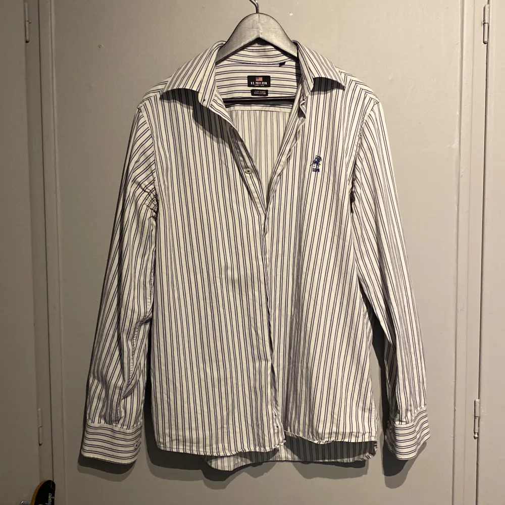 Polo Ralph lauren skjorta Vintage från 80 talet i ljusblå randig färg🥰, skick 10/10 för vintage, storlek L fits M😍pris kan diskuteras. . Skjortor.