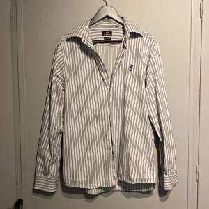 Polo Ralph lauren skjorta Vintage från 80 talet i ljusblå randig färg🥰, skick 10/10 för vintage, storlek L fits M😍pris kan diskuteras. 