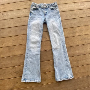 Gina Young jeans❤️ - Gina tricot young jeans i storlek 158❤️bra skick inte andvända så mycket! Skriv privat för frågor/funderingar🫶🏼Dom är botcut och Low waist💘