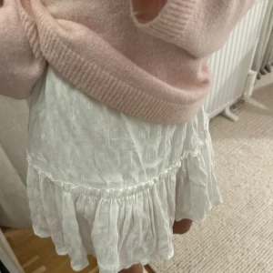 Kjol - Säljer denna söta volangkjol, storlek 34/xs. Skriv privat vid intresse💕🩷